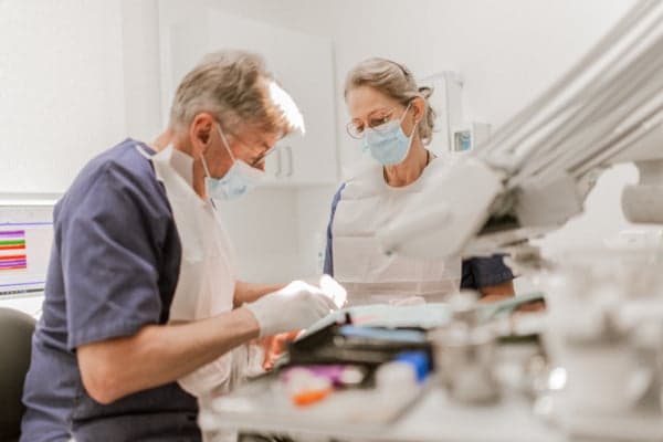 tandläkare vid dator tandläkare vid dator