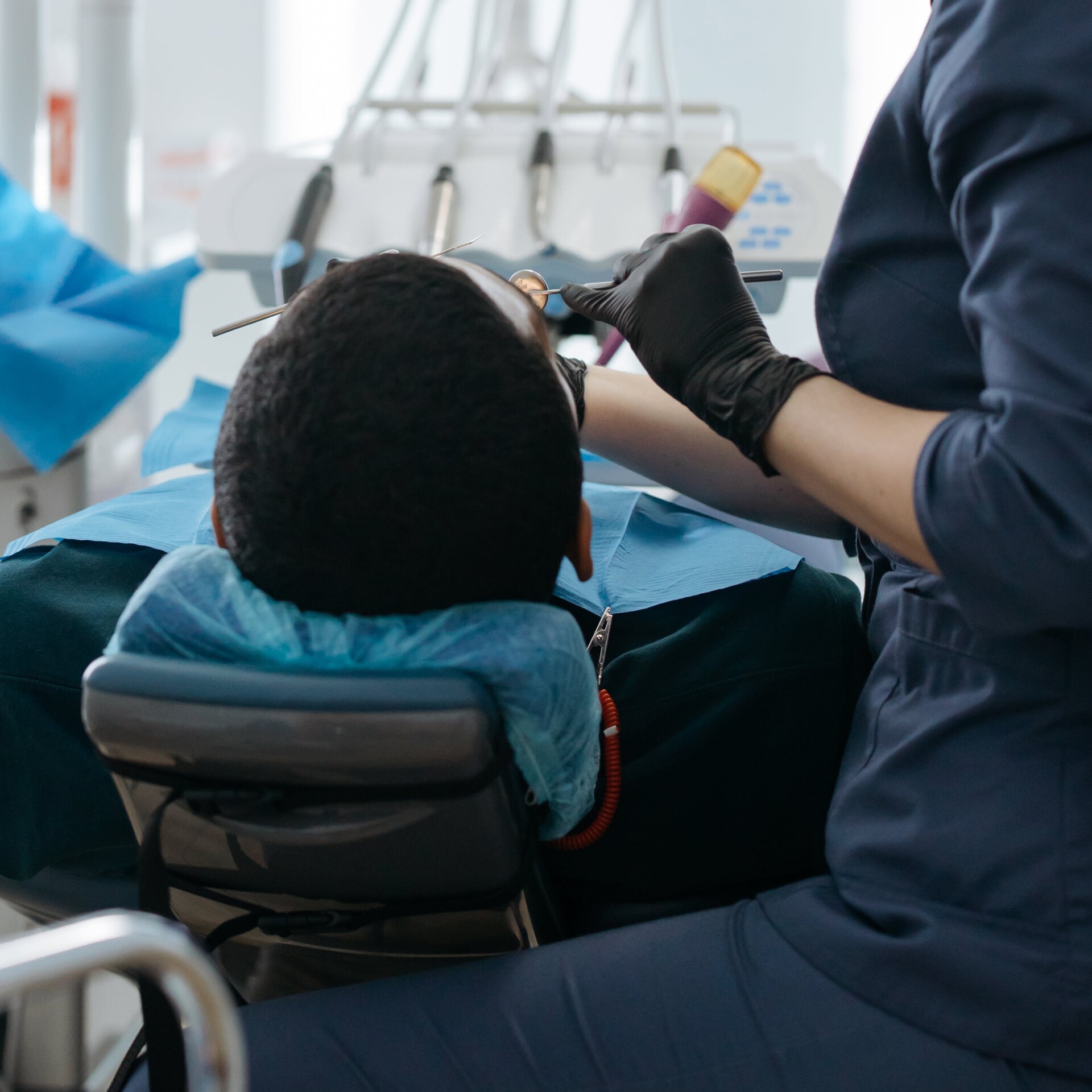 tandläkare med patient tandläkare med patient